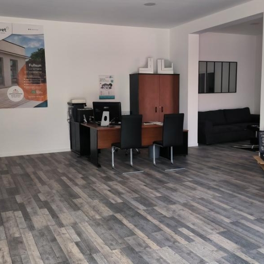  La Nerthe immobilier : Commerces | SAINT-MITRE-LES-REMPARTS (13920) | 220 m2 | 3 100 € 