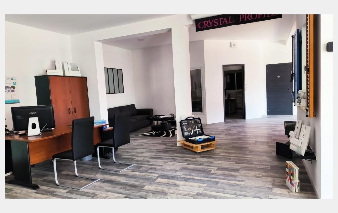 La Nerthe immobilier : Commerces | SAINT-MITRE-LES-REMPARTS (13920) | 220 m2 | 3 100 € 