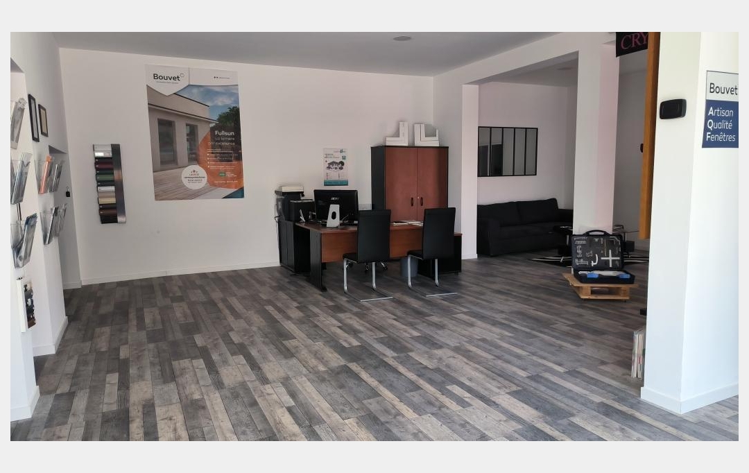 La Nerthe immobilier : Commerces | SAINT-MITRE-LES-REMPARTS (13920) | 220 m2 | 3 100 € 