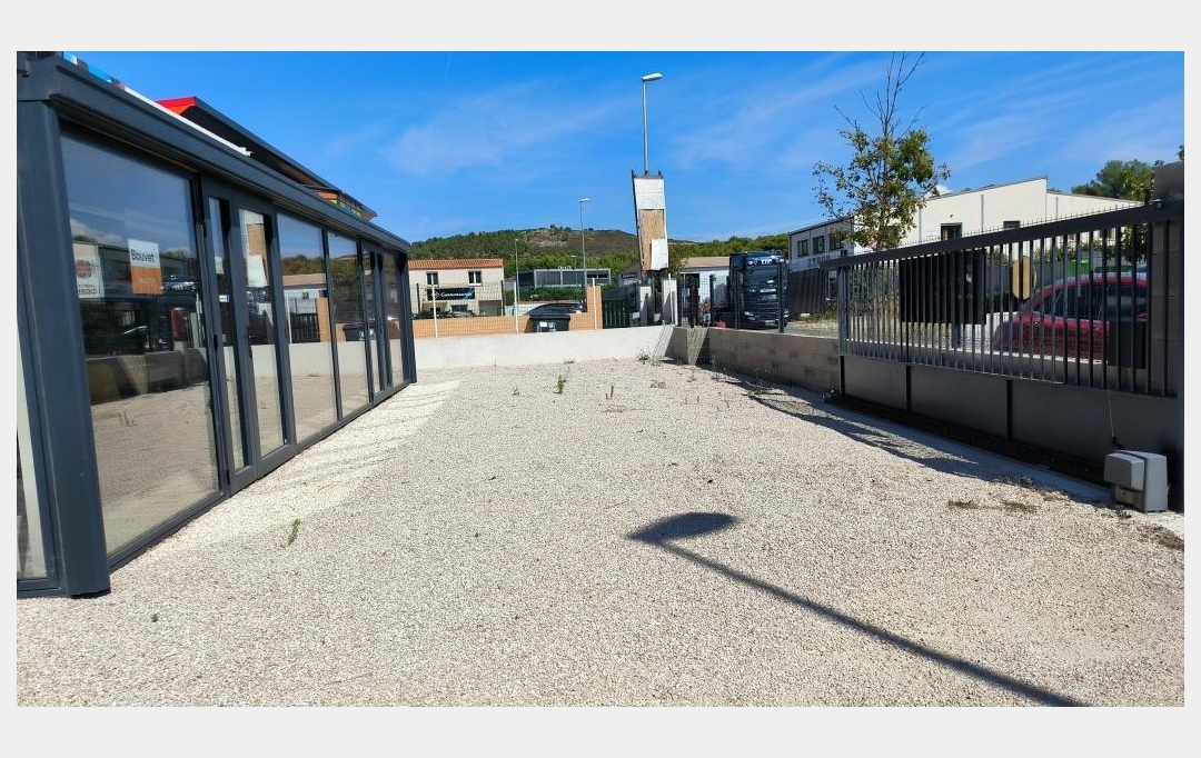 La Nerthe immobilier : Commerces | SAINT-MITRE-LES-REMPARTS (13920) | 220 m2 | 3 100 € 