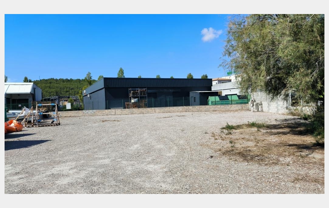 La Nerthe immobilier : Commerces | SAINT-MITRE-LES-REMPARTS (13920) | 220 m2 | 3 100 € 